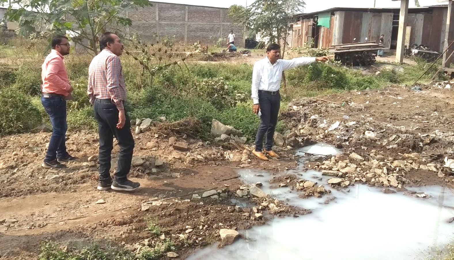 Bleaching factories were running illegally, 4 out of 8 electricity cut, one was shut down
