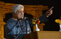 दिल्ली हिंसा पर टिप्पणी कर फंसे जावेद अख्तर, बिहार में शिकायत दर्ज