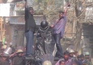 यहां पिचकारी की जगह लोग जूता मारकर खेलते हैं होली, डीएम और एसपी करते हैं मॉनिटरिंग