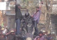 यहां पिचकारी की जगह लोग जूता मारकर खेलते हैं होली, डीएम और एसपी करते हैं मॉनिटरिंग