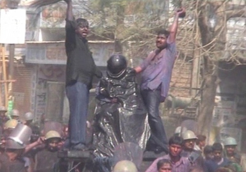 यहां पिचकारी की जगह लोग जूता मारकर खेलते हैं होली, डीएम और एसपी करते हैं मॉनिटरिंग