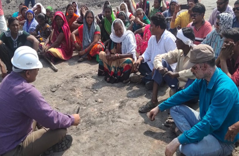 कोयला खदान के लिए जमीन अधिग्रहित, लेकिन ग्रामीणों को नहीं मिला बसाहट, धरने पर बैठे प्रभावित, काम कराया बंद