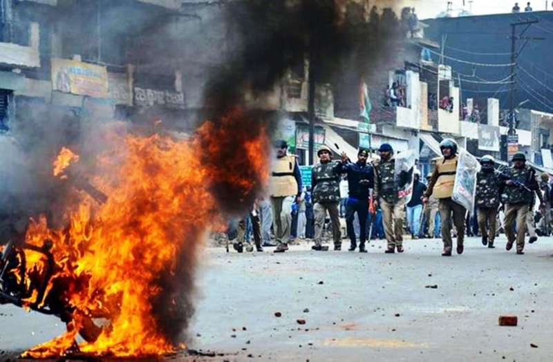 CAA के विरोध में हुई हिंसा पर पुलिस की बड़ी कार्रवाई, ,कांग्रेस नेता व उनकी बेटी समेत 400 पर FIR