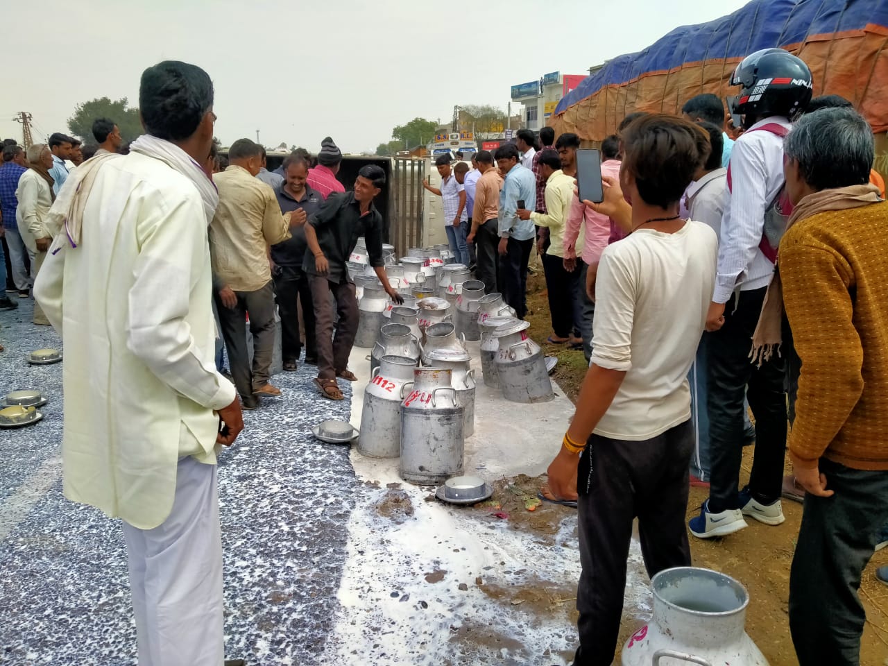 जयपुर—दिल्ली हाइवे पर बह निकला दूध
