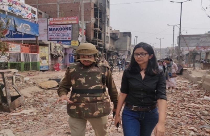 दिल्ली हिंसा: महिला आयोग ने 2 साल की बच्ची को परिजनों से मिलवाया