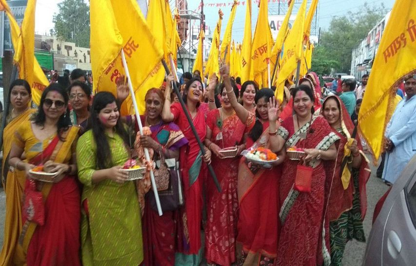 श्री खाटू श्याम मंदिर में फागुन महोत्सव पर निकाली गई भव्य निशान यात्रा, बाबा के भजनों में देर रात तक झूमते रहे श्रद्धालू