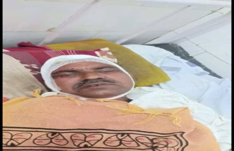 Attacking person returning home after counting bidi in Jabera