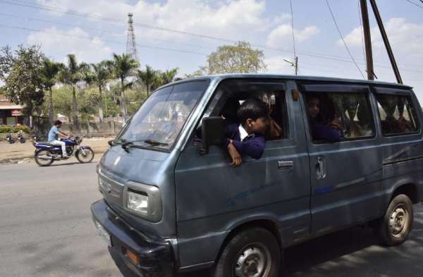 बच्चों की सुरक्षा को ताक पर राकर दौड़ रहे वेन-ऑटो