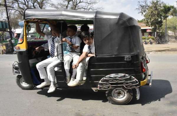 बच्चों की सुरक्षा को ताक पर राकर दौड़ रहे वेन-ऑटो