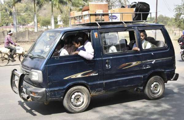 बच्चों की सुरक्षा को ताक पर राकर दौड़ रहे वेन-ऑटो