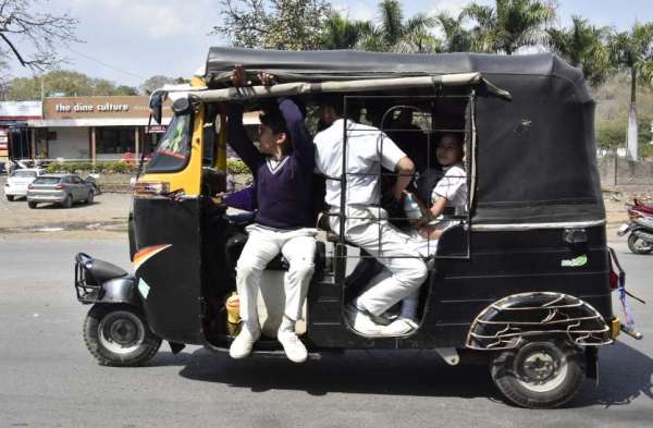 बच्चों की सुरक्षा को ताक पर राकर दौड़ रहे वेन-ऑटो