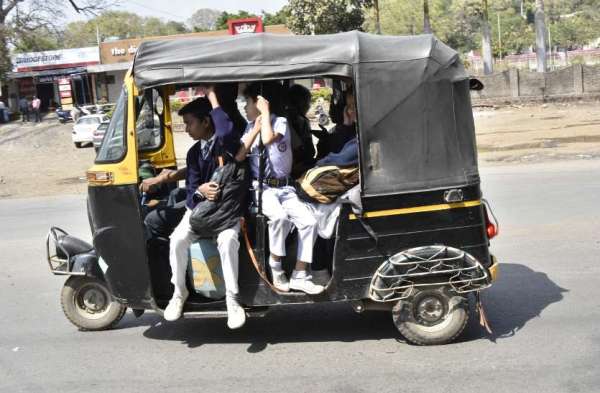 बच्चों की सुरक्षा को ताक पर राकर दौड़ रहे वेन-ऑटो