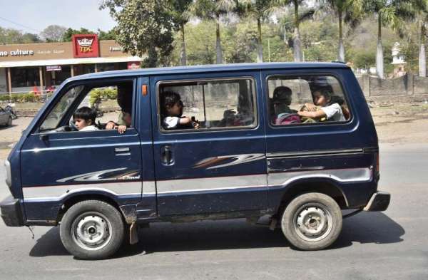 बच्चों की सुरक्षा को ताक पर राकर दौड़ रहे वेन-ऑटो