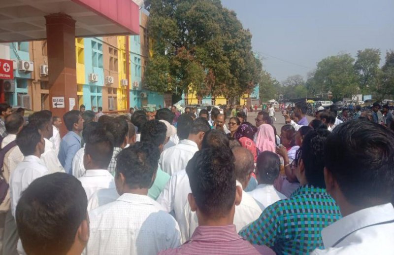 आंबेडकर अस्पताल के कर्मचारियों ने किया प्रदर्शन