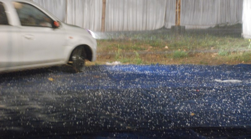 नीबू के आकार के ओले गिरे, किसानों के चेहरों पर चिंता