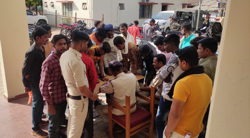 यातायात नियमों का पालन नहीं करना पड़ा महंगा, थाने में खड़े कराए एक सैकड़ा वाहन