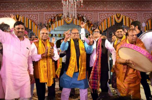 भाजपा  विधायक नेता काली चरण सराफ ने चंग की धुन पर थिरके