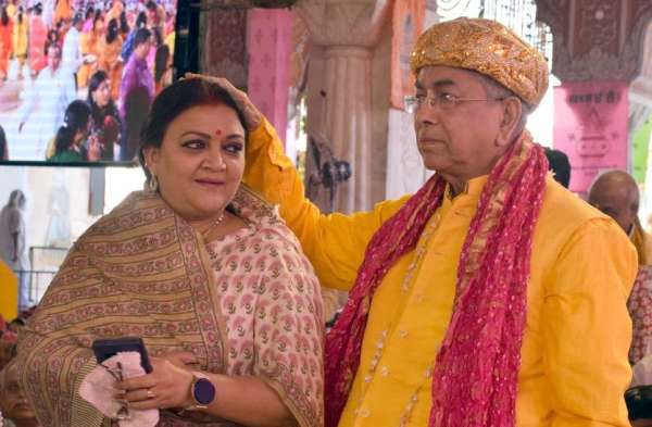 मंत्री ममता भूपेश, महंत अंजन कुमार गोस्वामी 