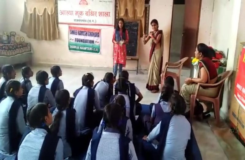 महिला दिवस विशेष: इशारों से मूक बधिर बच्चों की जीवन में ला रही ज्ञान का उजियारा