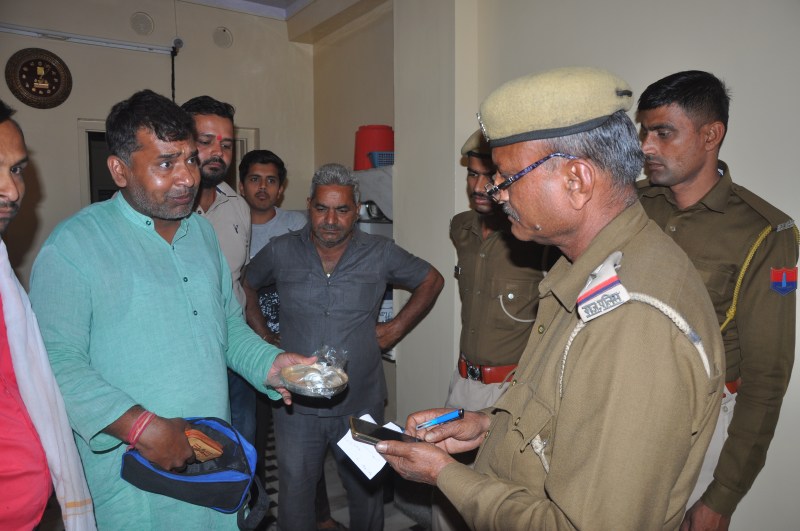 Locks of 5 houses broken, cash and silver jewelery crossed in one nigh