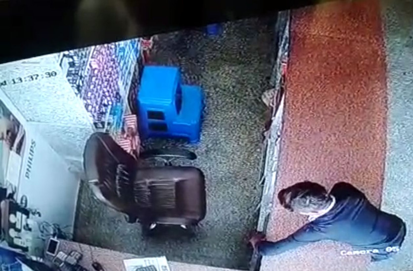 दुकानदार अंडरग्राउंड में व्यस्त, पीछे गल्ले से 55 हजार चोरी