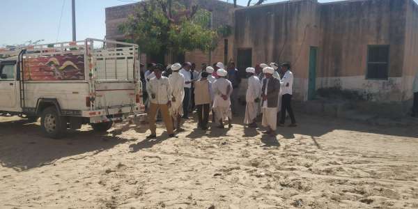 युवती के साथ छेड़छाड़, बदमाशों को पकड़ किया पुलिस के हवाले