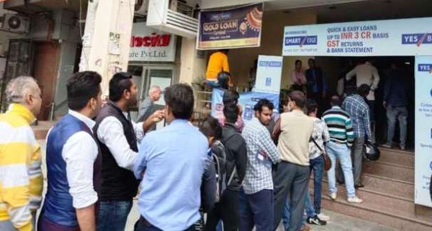 People rush to withdraw money in Yes Bank