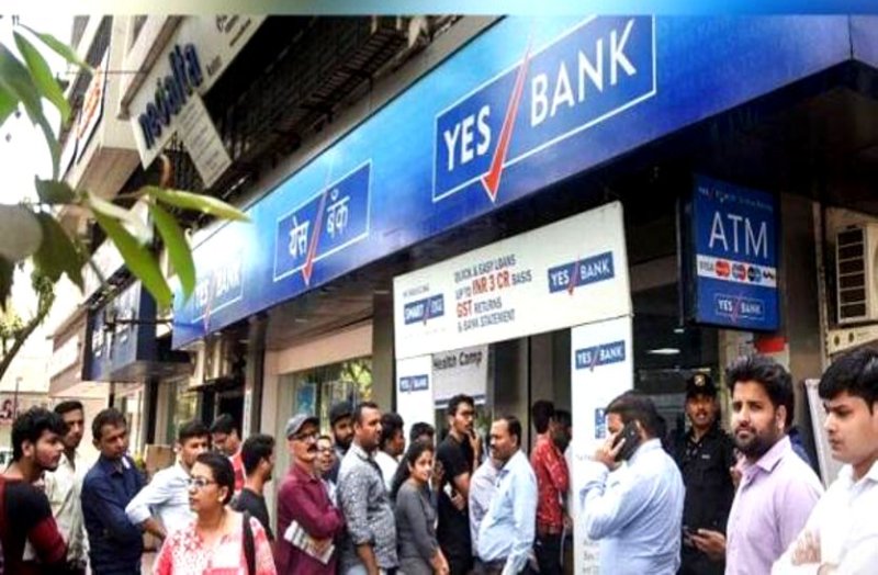 यश बैंक में लगी ग्राहकों की लंबी कतार, एक महीने तक सिर्फ इतनी राशि निकाल सकते हैं खाताधारक, ऑनलाइन बैंकिंग हुई ठप