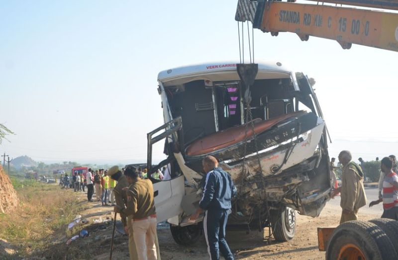 'बेटा, प्लेन से भी ज्यादा किराया है इस बस का, सुबह जयपुर पहुंच जाऊंगा
