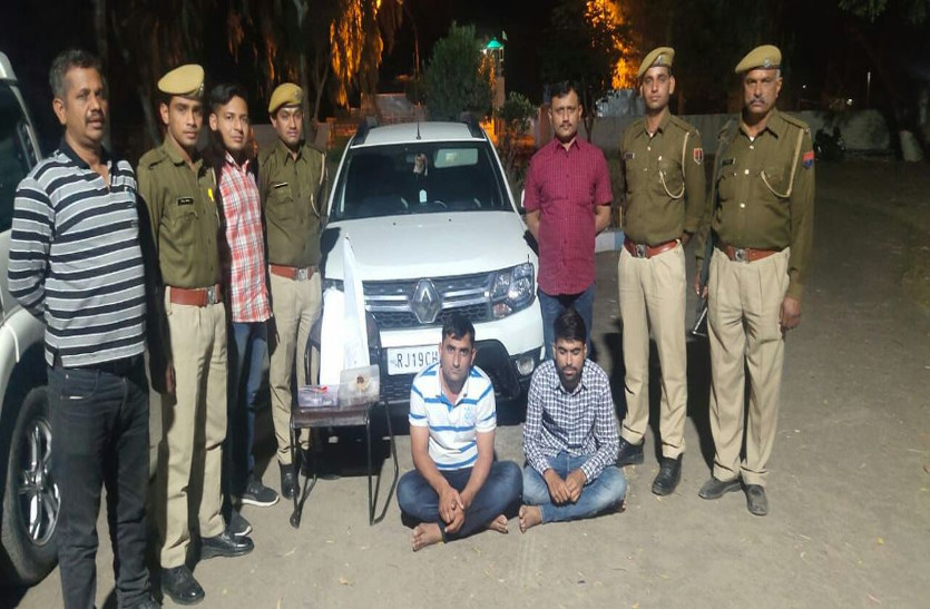 कार में हॉकी बट व लोडेड पिस्तौल सहित दो गिरफ्तार