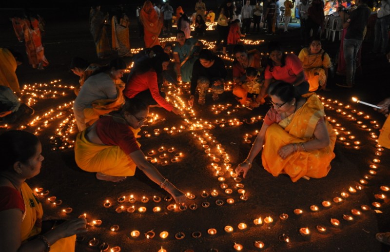 पुलिस ग्राउंड जलाए 30 हजार दीए