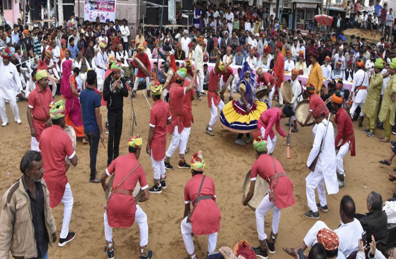 Holi: कोरोना का खौफ यहां से दफा, लोग होली की मस्ती में डूबे