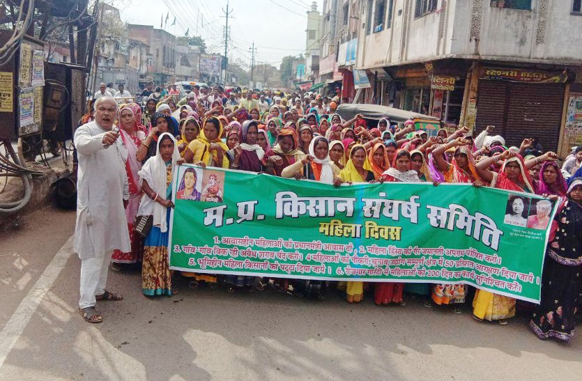 Women organized a rally to stop alcohol in katni