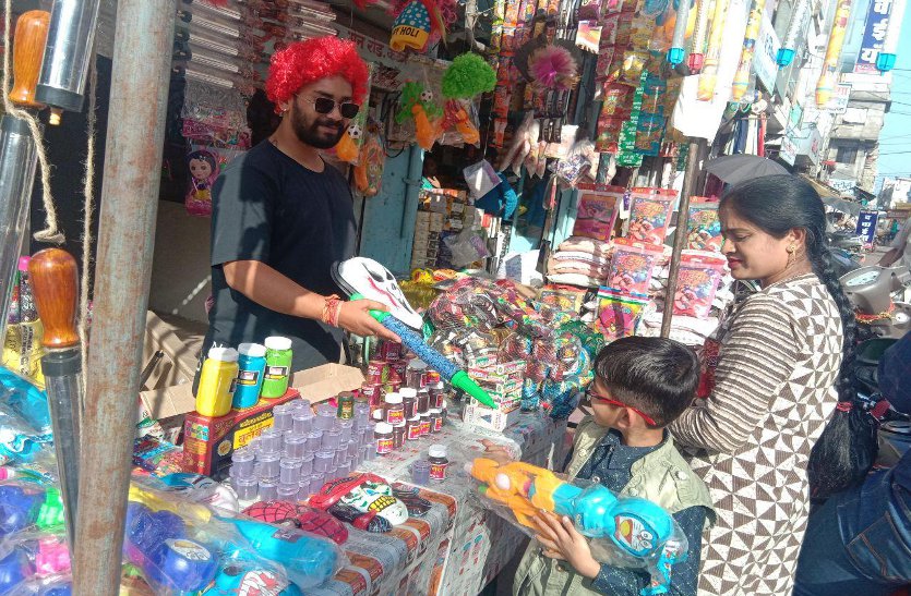 Shopping started on Holi festival
