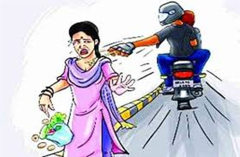 घर में काम-काज कर लौट रही महिला के कान से बाली लूटी
