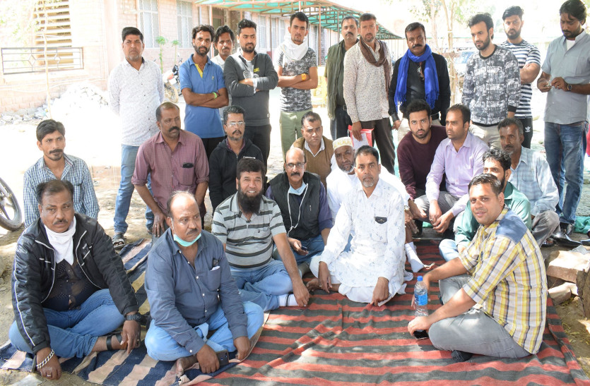 मुआवजे व कार्रवाई की मांग पर अड़े परिजन