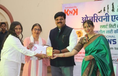 बेहतर कार्यों के लिए महिलाएं ओजस्विनी नव्या अवार्ड से सम्मानित