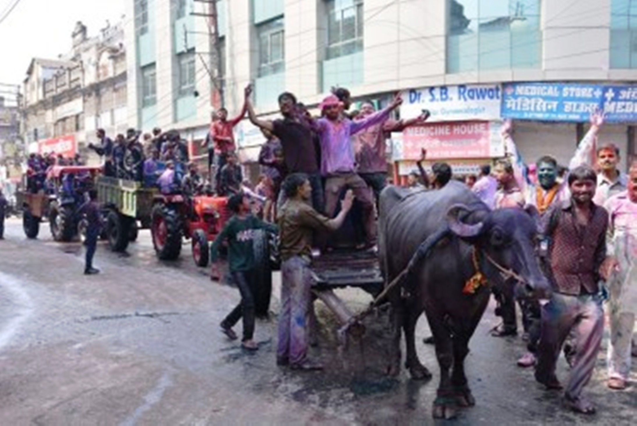 Holi Special :8 दिनों तक यहां पर मनाई जाती है होली, इसके पीछे की जाने दिलचस्प कहानी