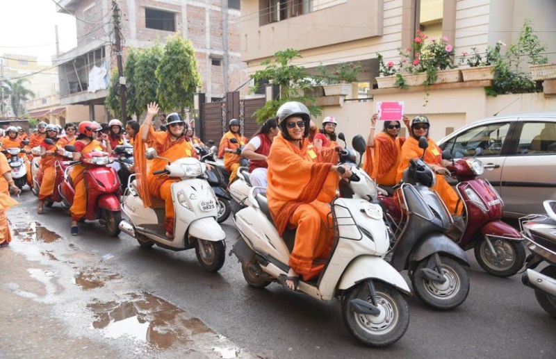 नारी शक्ति को दिखाने महिलाओं ने निकाली स्कूटर रैली