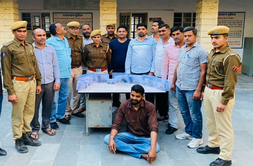 सात देसी पिस्तौल व 12 कारतूस जब्त, वांटेड गिरफ्तार