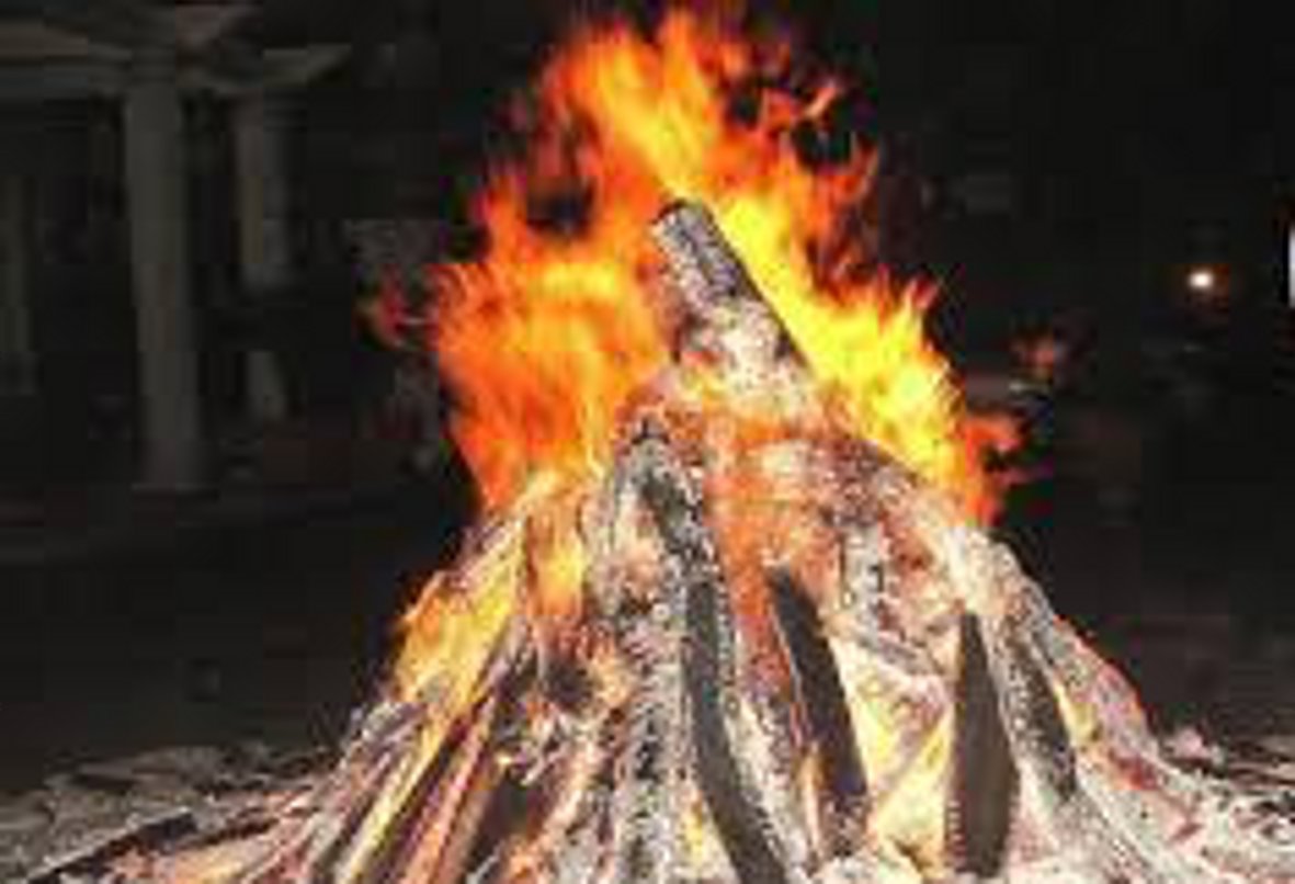 holi: Color and Gulal fiercely blew after Holika Dahan