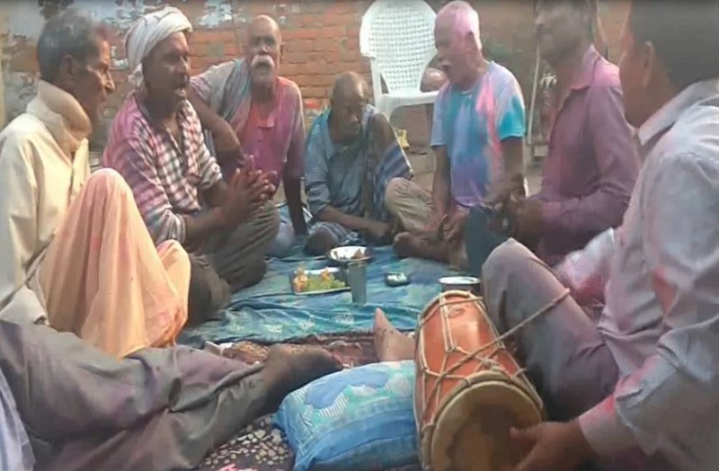 होली की मिठास में घुला फूहड़ता का जहर, अब गांवों में नहीं बैठती चैपाल, न ही होता है पारंपरिक फगुआ