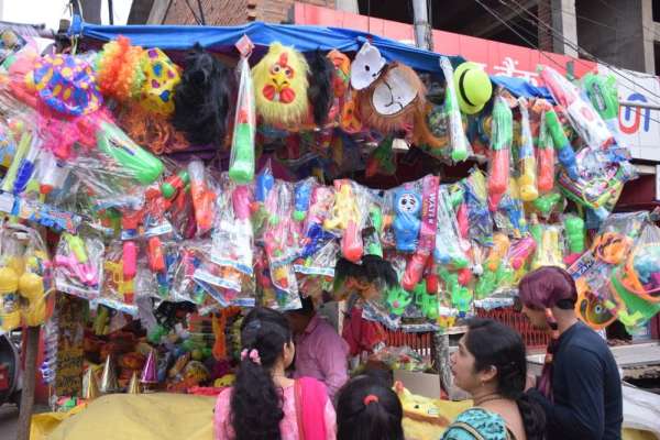 रंगों से शहर का मुख्य बाजार गुलजार, देखें फोटो में