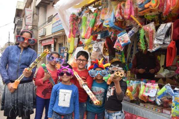 रंगों से शहर का मुख्य बाजार गुलजार, देखें फोटो में