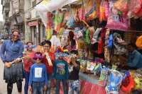 रंगों से शहर का मुख्य बाजार गुलजार, देखें फोटो में