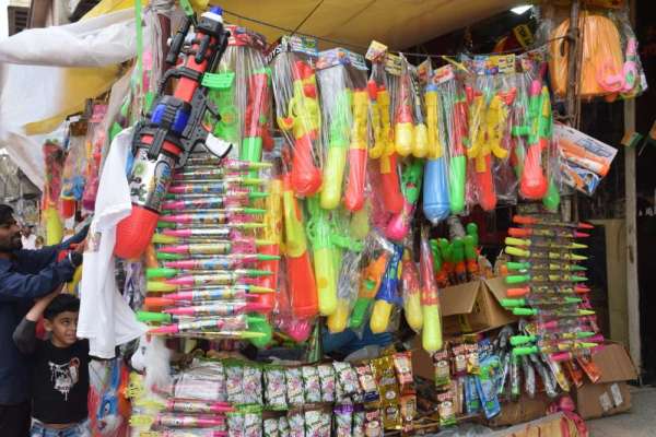 रंगों से शहर का मुख्य बाजार गुलजार, देखें फोटो में