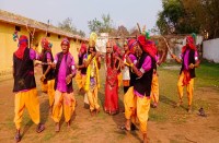 वर्षों पुरानी परंपरा को आज भी रखा जीवित, होली पर्व पर डंडा नृत्य कर मनाते हैं उत्सव