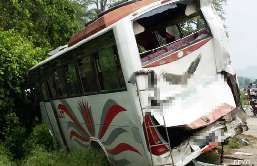ट्रक ने बस को मारी जोरदार टक्कर, होली में घर जा रहे दो युवकों समेत तीन लोगों की दर्दनाक मौत