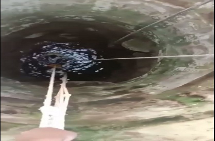 खेलते समय कुए में गिरा मासूम, छात्र ने जान की बाजी लगाकर निकाला बाहर