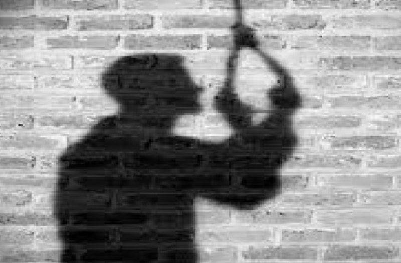 पुत्रियों को लेकर मां घर लौटी तो पुत्र फंदे पर लटका मिला